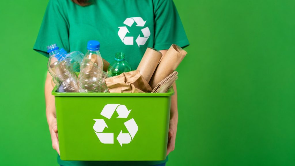 Czym recykling różni się od segregacji? Definicja, cztery rodzaje procesów, przykłady z codziennego życia i specyfika recyklingu ubrań.