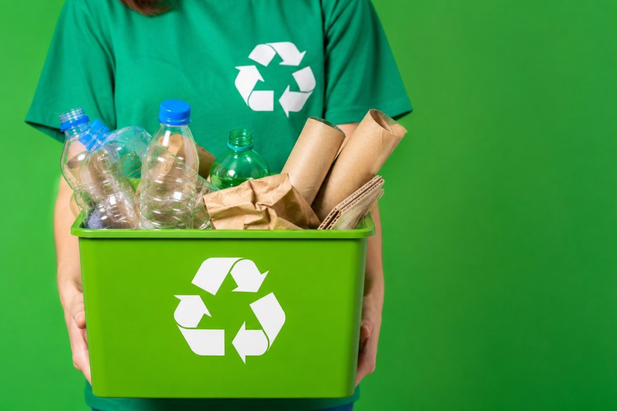 Czym recykling różni się od segregacji? Definicja, cztery rodzaje procesów, przykłady z codziennego życia i specyfika recyklingu ubrań.